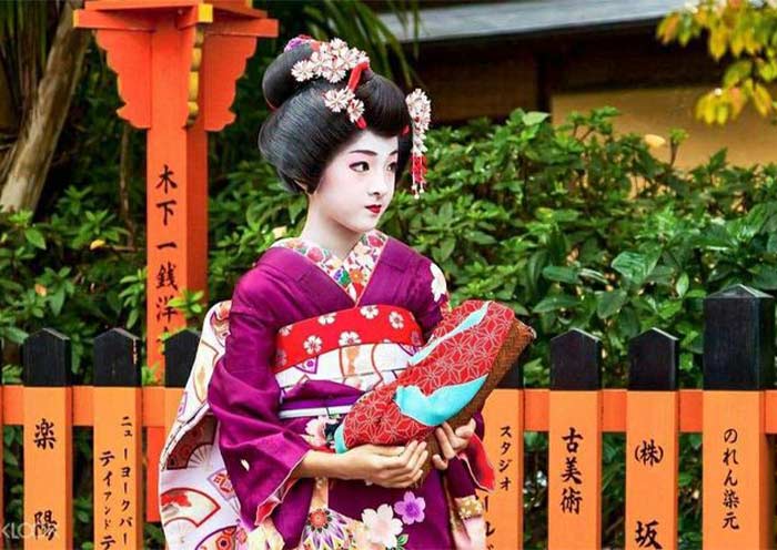 Gion (el famoso barrio de geishas de Kyoto) Gion (Kyoto's famous geisha district)